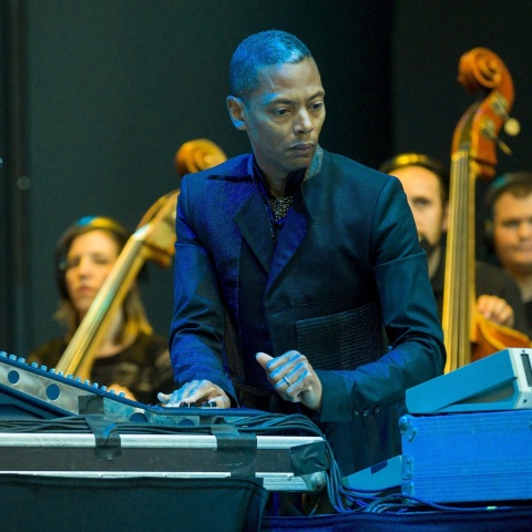 Ο Τζεφ Μιλς πρωταγωνιστεί στη νέα καμπάνια του Jil Sander - Πώς σχολιάζει τη συνεργασία ο πρωτοπόρος της techno του Ντιτρόιτ.