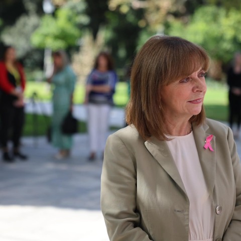 Η Πρόεδρος της Δημοκρατίας, Κατερίνα Σακελλαροπούλου, φορά το ροζ φιογκάκι για την Παγκόσμια Ημέρα κατά του καρκίνου του μαστού