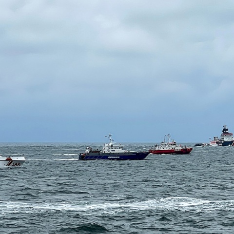 Πλοία διασωστικά ή μη στο σημείο του ναυτικού δυστυχήματος στη Βόρεια Θάλασσα συμμετέχουν στις έρευνες για τον εντοπισμό των τεσσάρων αγνοουμένων ναυτικών