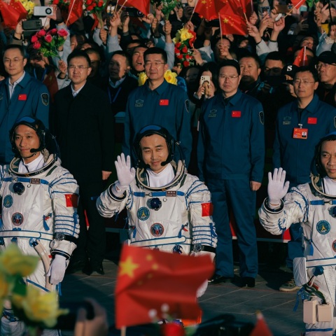 Κίνα: Το νεαρότερο πλήρωμα κινέζων αστροναυτών κατευθύνεται προς τον διαστημικό σταθμό Τιανγκόνγκ - Μέση ηλικία του πληρώματος είναι τα 38 έτη.