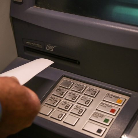 Αύξηση κατά 9,6 δισ. ευρώ ή 7,6% σημειώθηκε πέρυσι στο διαθέσιμο εισόδημα των νοικοκυριών, σύμφωνα με την ΕΛΣΤΑΤ - Τα στοιχεία για την καταναλωτική δαπάνη.