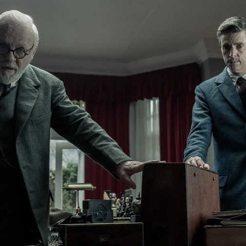 Άντονι Χόπκινς: Κυκλοφόρησε το πρώτο τρέιλερ της ταινίας «Freud’s Last Session» - Ο διάσημος ηθοποιός υποδύεται τον Σίγκμουντ Φρόιντ.