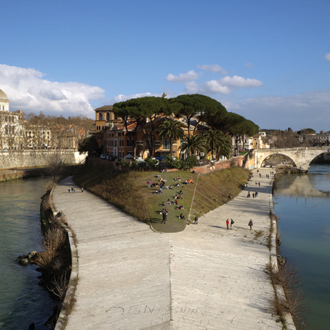 Πορεία προς τη Ρώμη: Το ιστορικό ντοκουμέντο για τον Ντούτσε διά χειρός Μαρκ Κάζινς