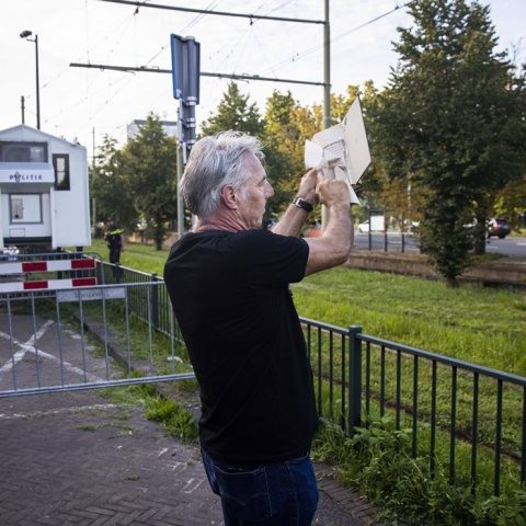 Άνδρας κρατά το Κοράνι σε δρόμο στη Δανία και σκίζει τις σελίδες του