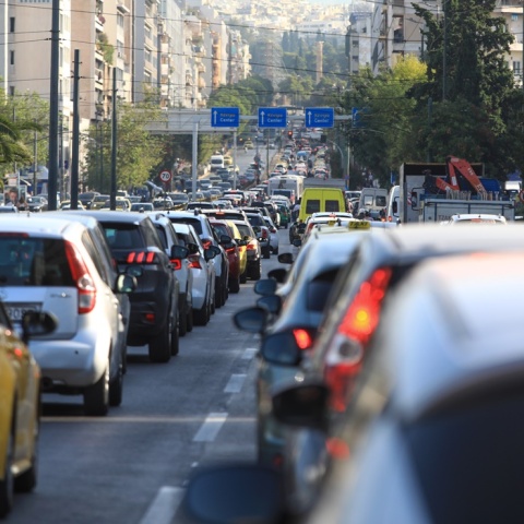 Αυτοκίνητα «κολλημένα» στην κίνηση στο κέντρο της Αθήνας