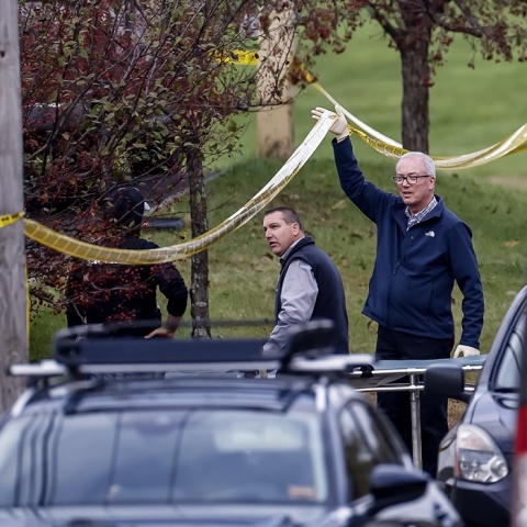Κορδέλα στο σημείο του μακελειού στο Μέιν και αρχές στο σημείο για την έρευνα 
