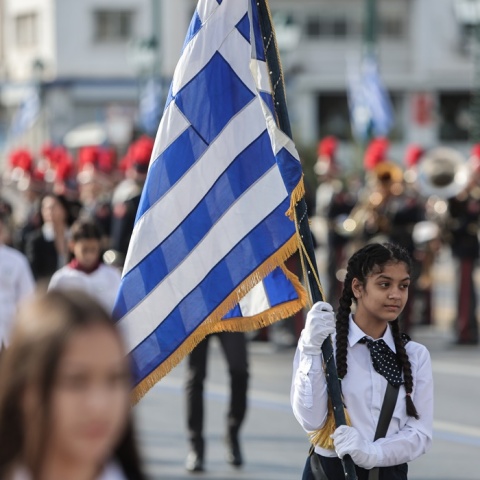 Στιγμιότυπο από την περσινή παρέλαση της 28ης Οκτωβρίου με μαθήτρια που κρατά την ελληνική σημαία