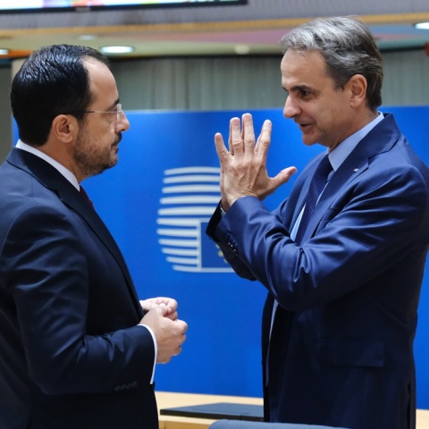 Ο Κυριάκος Μητσοτάκης και ο Σαρλ Μισέλ συνομιλούν στο περιθώριο της Συνόδου Κορυφής