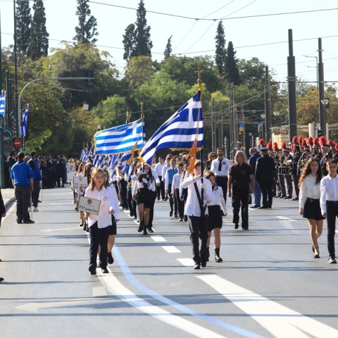 Στιγμιότυπο από τη μαθητική παρέλαση στην Αθήνα - Σημαιοφόροι παρελαύνουν στο Σύνταγμα