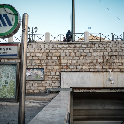 Κλειστός ο σταθμός του μετρό Σύνταγμα και κατεβασμένα ρολά στην είσοδό του