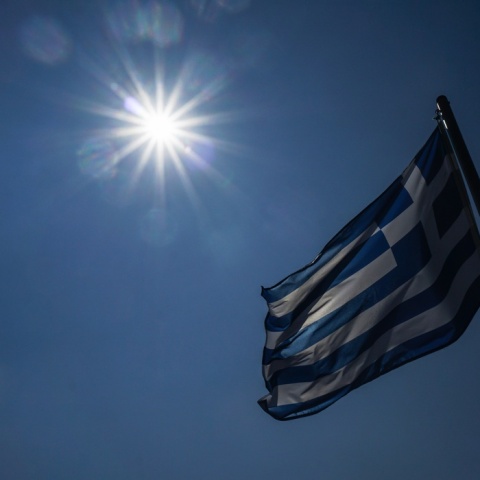 Ο ήλιος και δίπλα η ελληνική σημαία