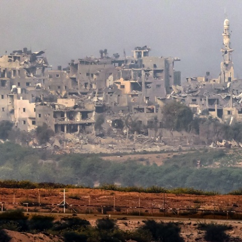 Καπνοί πάνω από τη Γάζα και κατεστραμμένα κτίρια