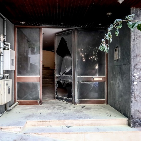 Ζημιές από την έκρηξη με γκαζάκια σε είσοδο πολυκατοικίας στα Ιλίσια