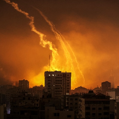 Ο ουρανός πάνω από τη Γάζα φωτίζεται από τις ρουκέτες κατά της διάρκεια των σφοδρών συγκρούσεων τη νύχτα της 27ης Οκτωβρίου 2023