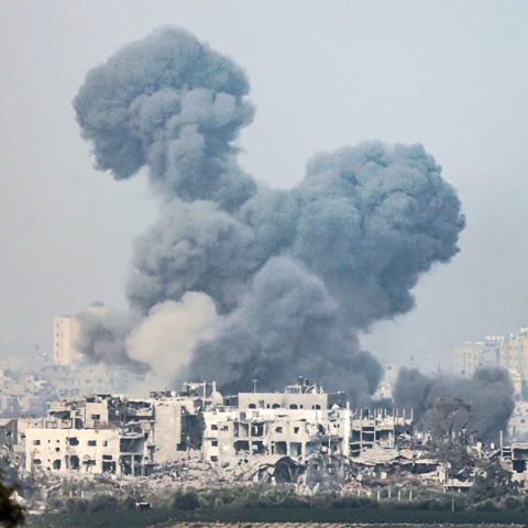 Καπνοί από βομβαρδισμούς στη Λωρίδα της Γάζας