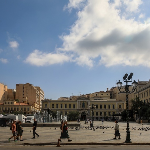 Καλοκαιρία στο κέντρο της Αθήνας και πολίτες στην πλατεία Κοτζιά