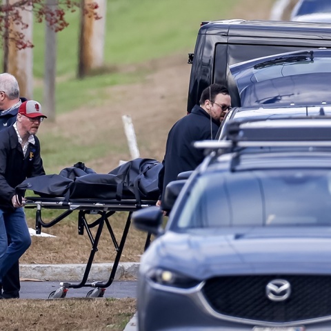 Οι αρχές μεταφέρουν πτώμα μέσα σε σάκο μετά το μακελειό με τους 18 νεκρούς στο Μέιν