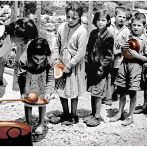 Από το εξώφυλλο του βιβλίου «Οι συνταγές της… πείνας. Η ζωή την περίοδο της Κατοχής» της Ελένης Νικολαϊδου, Εκδόσεις ΚΨΜ