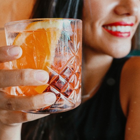 Έρευνα: Το 13,7% των ατόμων που διασκεδάζουν το Σαββατοκύριακο ξεπερνά το επιτρεπτό όριο αλκοόλ στην Ελλάδα - Στα μεγάλα αστικά κέντρα οι περισσότεροι.