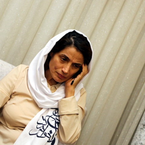 Ιράν: Η δικηγόρος Νασρίν Σοτουντέχ συνελήφθη στην κηδεία της έφηβης που είχε πέσει σε κώμα υπό αμφιλεγόμενες συνθήκες στο μετρό της Τεχεράνης.