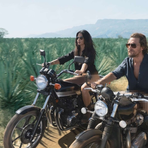 Ο Matthew McConaughey και η Camila Alves βγήκαν από τα ρούχα τους για τη νέα τους τεκίλα