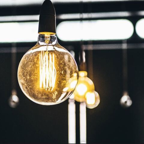 Λογαριασμοί Ρεύματος: Νέο πλέγμα μέτρων για τη μείωση του ενεργειακού κόστους - Οι αλλαγές και τα «πολύχρωμα» τιμολόγια