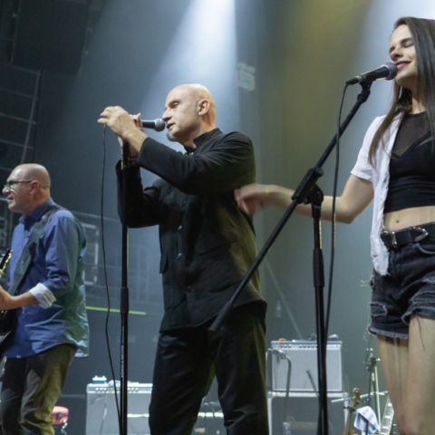 Η απρόσμενη διασκευή των Yeah! στο «Someone Somewhere in Summertime…» των Simple Minds