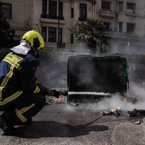 Πυροσβέστης σβήνει κάδο στην Πατησίων