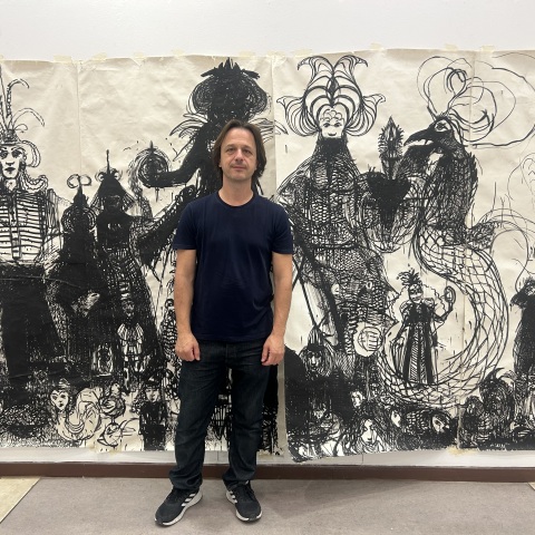 Ο Αλέξανδρος Γεωργίου μπροστά στο σχέδιο με τίτλο «Ο μεγάλος χορός»