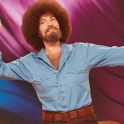 Αγνώριστη η Ντρου Μπάριμορ ως Μπομπ Ρος στο «The Drew Barrymore Show» - Μεταμφιέστηκε για τις ανάγκες επεισοδίου για το Halloween.