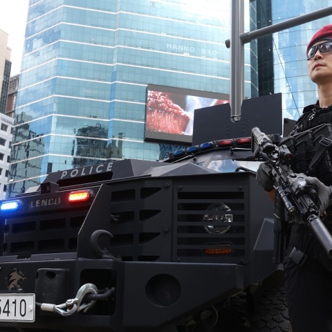 Νότια Κορέα: Άνδρας τραυμάτισε με μαχαίρι δύο αστυνομικούς έξω από το συγκρότημα όπου βρίσκεται το γραφείο του προέδρου.