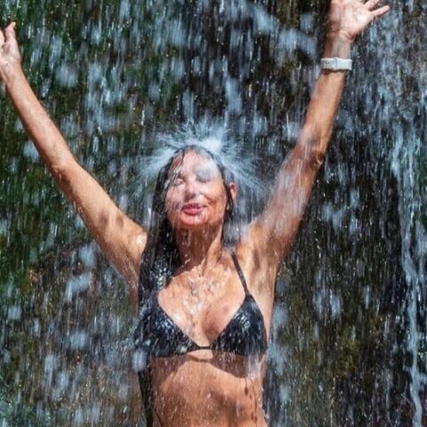 Η Ντέμι Μουρ ποζάρει με μικροσκοπικό μπικίνι στον ποταμό Κολοράντο