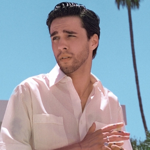 Stephen Sanchez: Πώς ο νεαρός τραγουδοποιός από το Νάσβιλ στα 21 του κερδίζει το κοινό με τη νοσταλγική pop και το πρώτο του άλμπουμ «Angel Face».