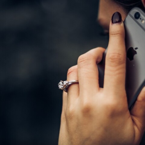 Γυναίκα μιλάει στο τηλέφωνο