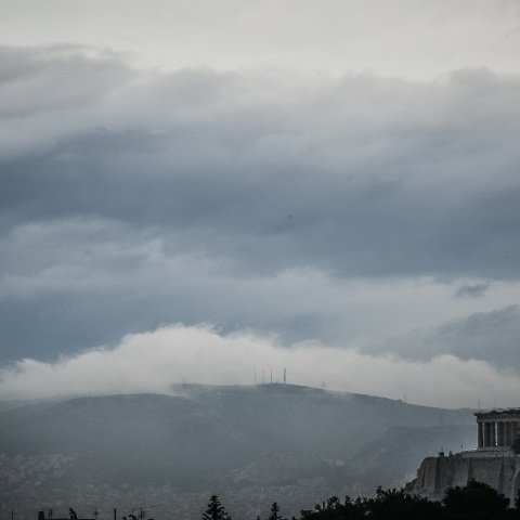 Βροχή με φόντο την Ακρόπολη