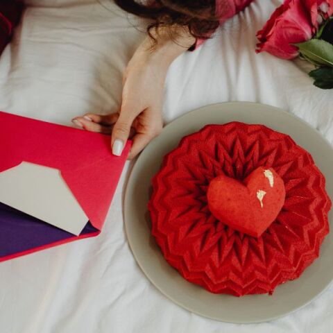 Ποιοι γιορτάζουν σήμερα 6 Νοεμβρίου; Το εορτολόγιο της Athens Voice σου τους θυμίζει. Μην ξεχάσεις να τους δώσεις τις καλύτερες ευχές σου!