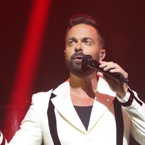 Ο τραγουδιστής Ηλίας Βρεττός με το μικρόφωνο στην πίστα