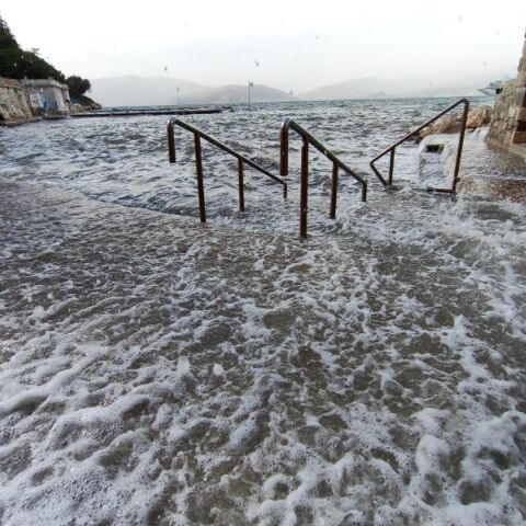 Κακοκαιρία: Εκκενώνεται προληπτικά οικισμός στην Αιγιάλεια - Οι ισχυροί άνεμοι το κύριο χαρακτηριστικό των φαινομένων - Ποιες περιοχές πλήττονται.