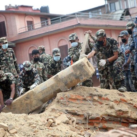 Νεπάλ: Τουλάχιστον 128 νεκροί και δεκάδες τραυματίες από τον σεισμό μεγέθους 6,4 βαθμών Ρίχτερ που έπληξε το δυτικό τμήμα της χώρας.