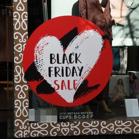 Πινακίδα για το Black Friday σε βιτρίνα καταστήματος 