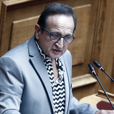 Ο Σπύρος Μπιμπίλας από το βήμα της Βουλής
