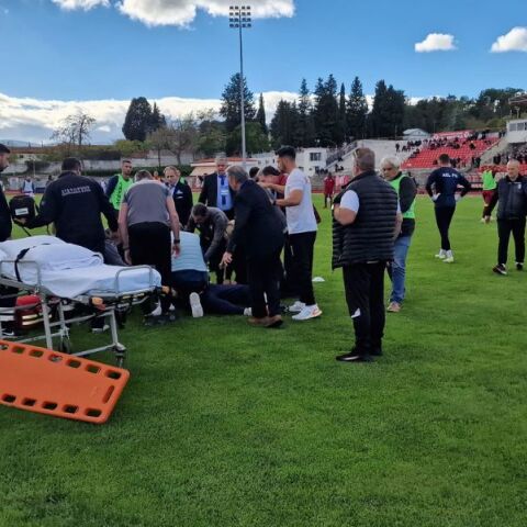 Super League 2: Κατέρρευσε στο γήπεδο ο προπονητής τερματοφυλάκων της ΑΕΛ - Υπέστη ανακοπή καρδιάς - Με τη χρήση απινιδωτή ανέκτησε τις αισθήσεις του.