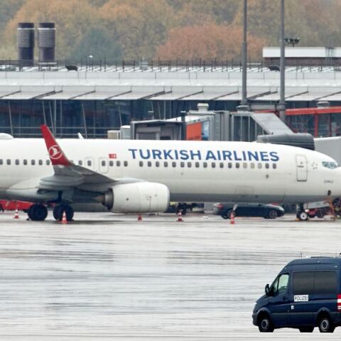 Αμβούργο: Τέλος στο περιστατικό ομηρείας στο αεροδρόμιο - Ο 35χρονος Τούρκος ύποπτος που κρατούσε την κόρη του συνελήφθη χωρίς να προβάλλει αντίσταση.