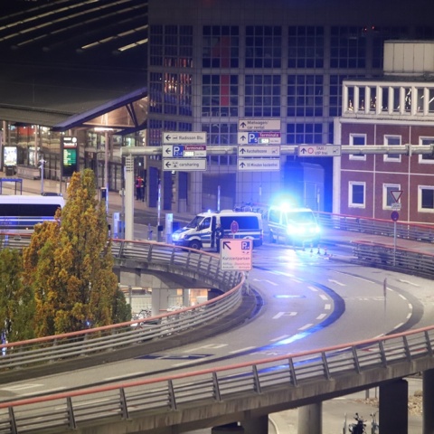 Αστυνομικές δυνάμεις έξω από το αεροδρόμιο στο Αμβούργο