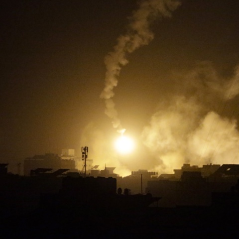 Ρουκέτα πάνω από τη Γάζα στον νυχτερινό ουρανό