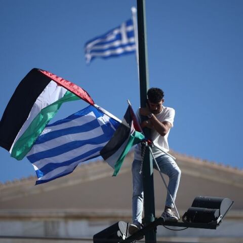 Συλλαλητήριο αλληλεγγύης για την Παλαιστίνη: Αποκαταστάθηκε η κυκλοφορία οχημάτων στο κέντρο της Αθήνας - Πορεία στην πρεσβεία του Ισραήλ έκαναν οι διαδηλωτές.