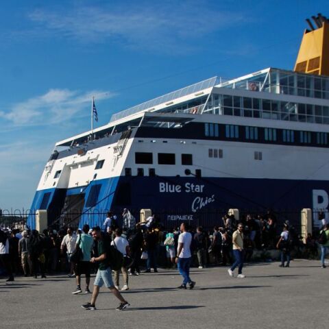 Νέα συγκέντρωση μεταναστών σε πλοίο στη Ρόδο - Επιχείρησαν να μετακινηθούν από το νησί - Συνελήφθησαν δύο άτομα από την ΕΛ.ΑΣ.