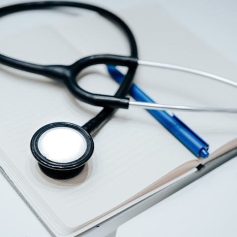 Στηθοσκόπιο πάνω σε γραφείο