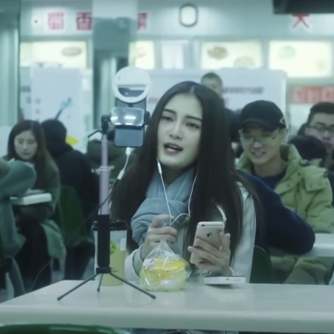 Τι συμβαίνει με τα «εργοστάσια influencers» στην Ασία