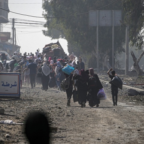Κάτοικοι της Λωρίδας της Γάζας απομακρύνονται μετά από νέο χτύπημα
